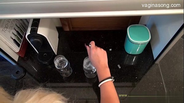 Harde hoer geeft 31x blowjob