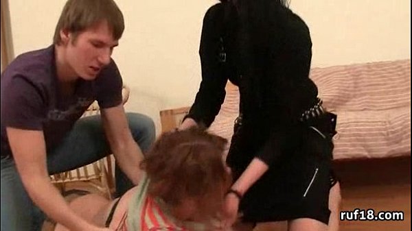 Kleine Teen in Hardcore Bondage