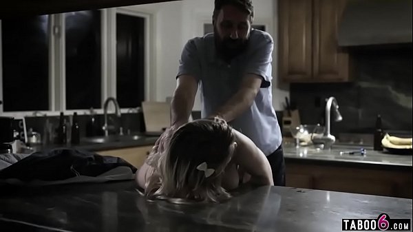 Curvy Teen Fuckt Beste Vriendin in de Keuken