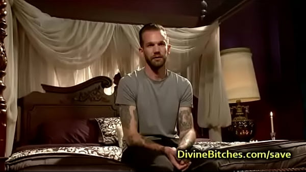 Gebonden getatoeerde kont gefuckt door een hete 7