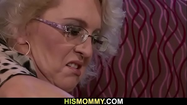 Oude blonde lesbienne en jonge meid 6
