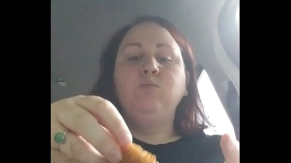 Vet Vrouw Eet in Auto, Raakt Stranger