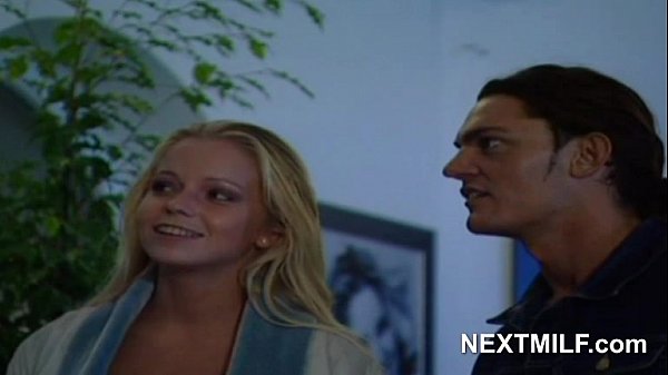 Lange blonde MILF pakt het hard