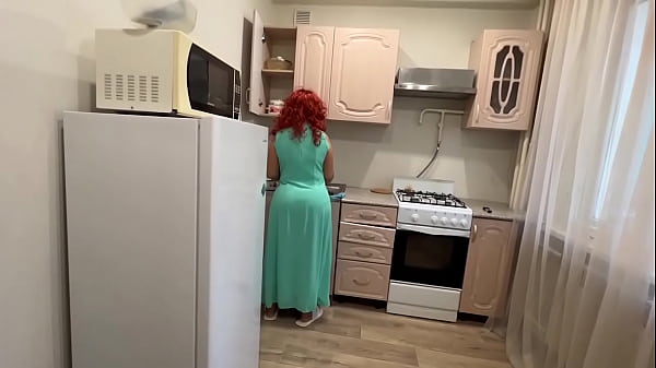Stappelmoeder met een grote kont vult haar anal in de keuken