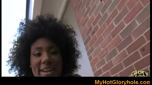 Zwarte Babes zuigt witte cock interracial