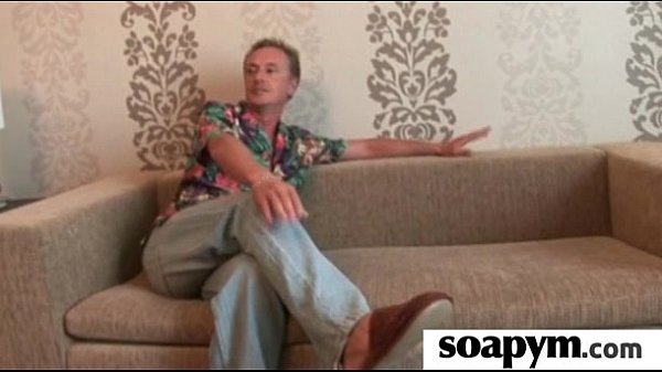 Masseuse lekt de Poot van een HUGE Cock