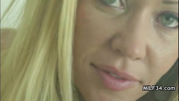 Hot cougar: haar kont wordt 5 keer gefuckt