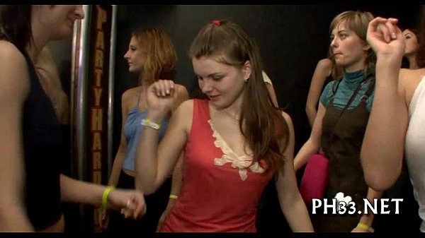 Jonge mooie meiden na dansen gefuckt