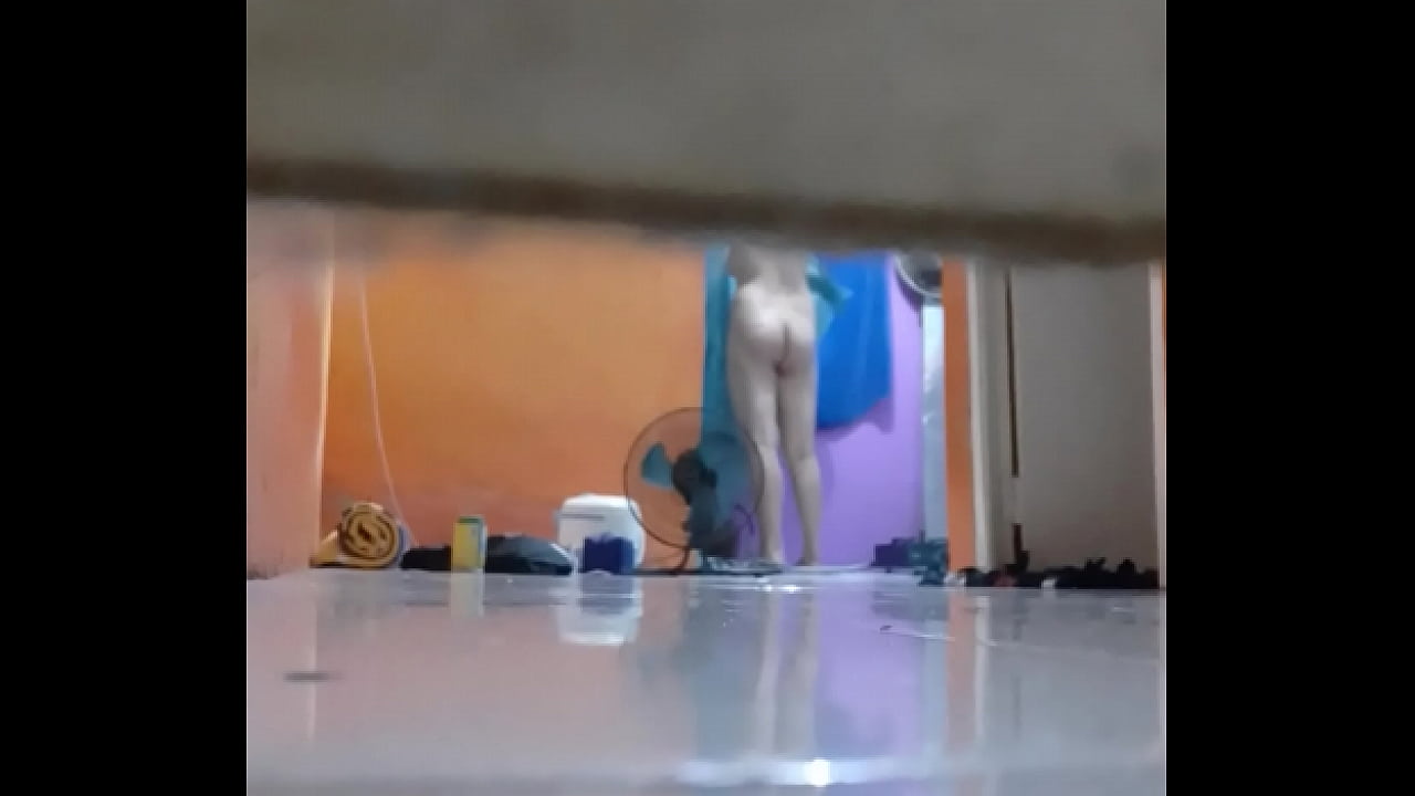 peek girl after shower