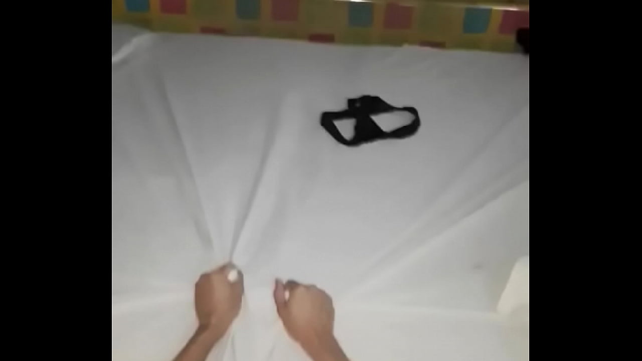 Joga a buceta na ponta da Porno amador real mulher escandalosa