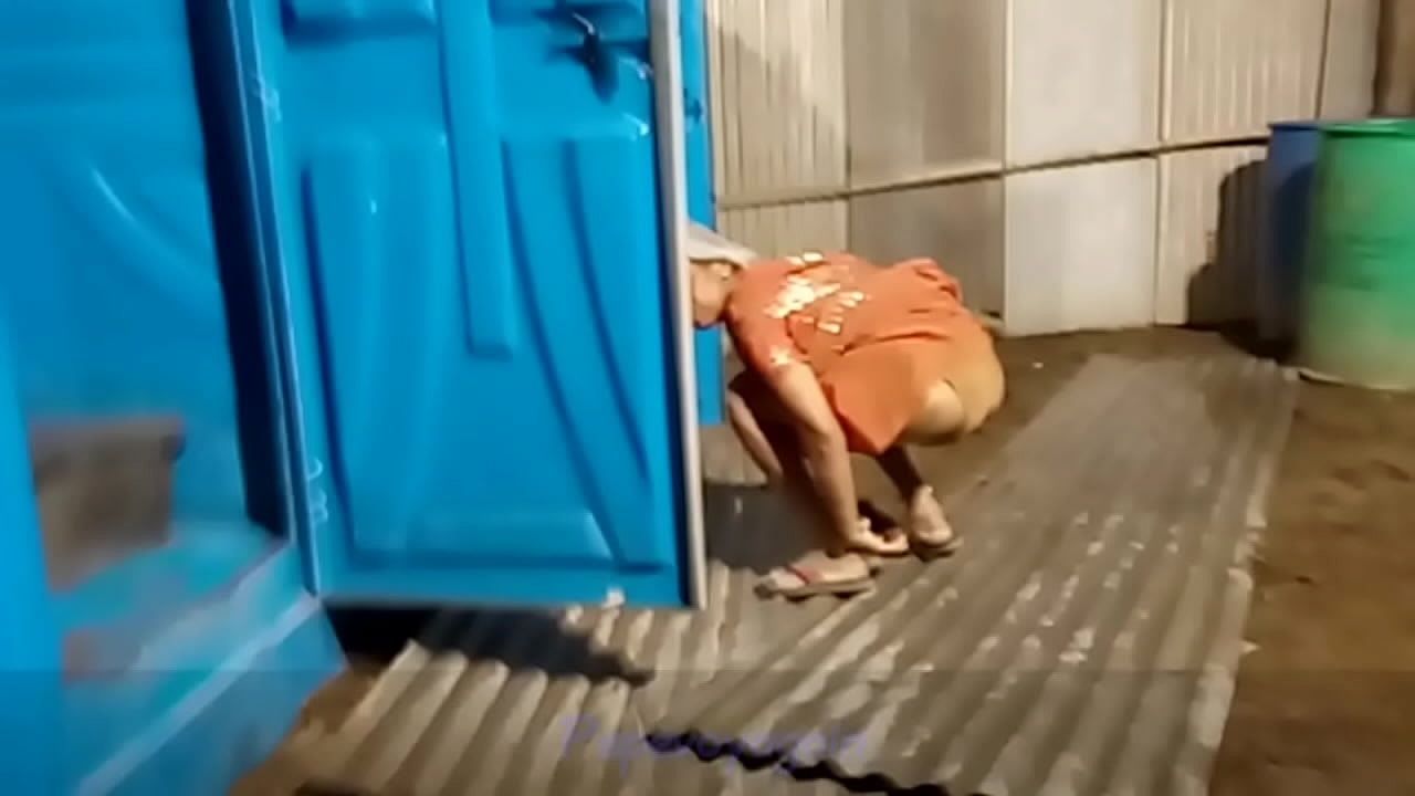 desi indian women pissing outside in open voyeur