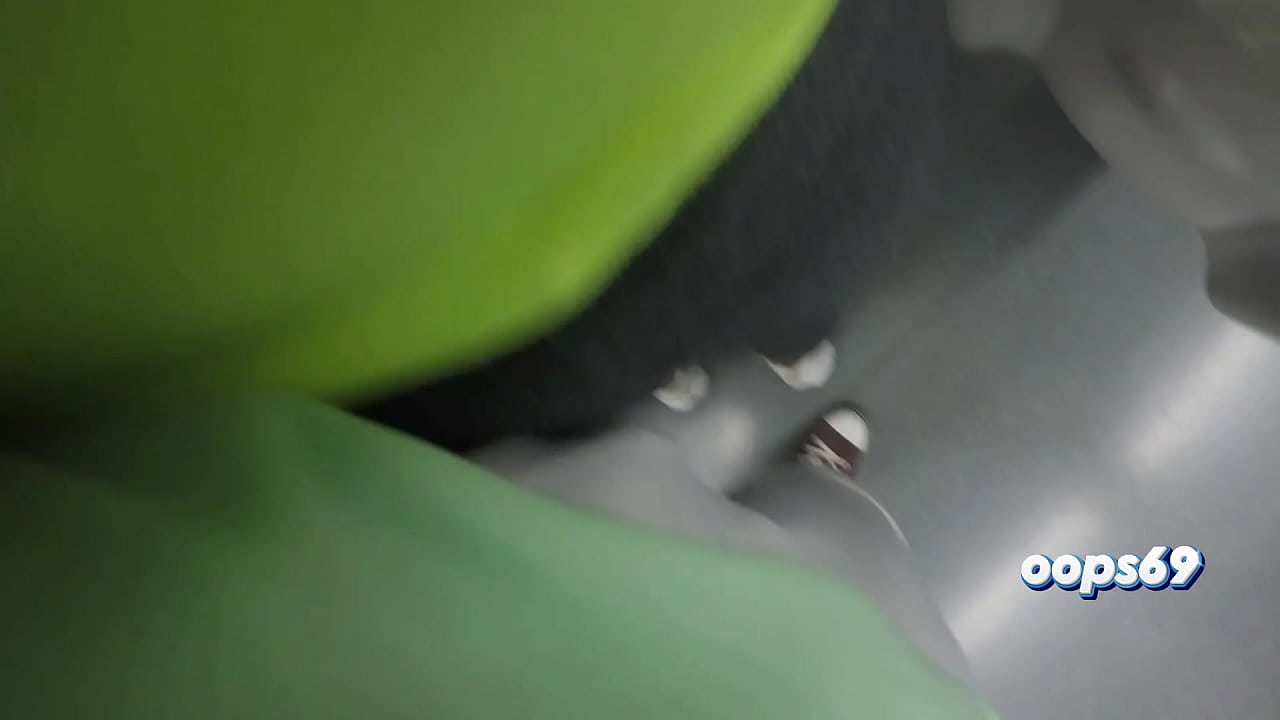 Guy Grinding his Cock in the Ass of a Woman who Goes to Work by Public Train and she Liked !